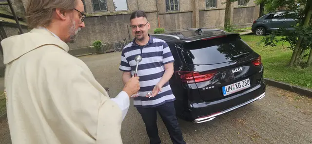 Foto: Zahlreiche Gottesdienstbesucher und weitere Gäste aus Duisburg und der Umgebung nahmen an der Fahrzeugsegnung vor der Herz-Jesu-Kirche in Duisburg-Neumühl teil. Pater Tobias Breer segnete die Fahrzeuge und verteilte gesegnete Christophorus-Plaketten als Z