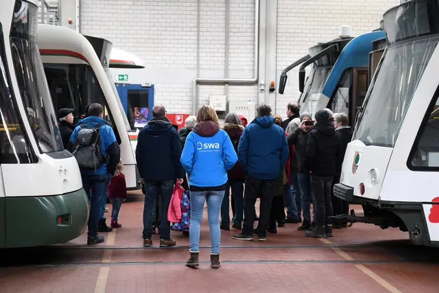 In der Straßenbahnwerkstatt geben swa Mitarbeitende einen Einblick, was alles zu tun ist, damit die Flotte rollt. | Foto: swa/Thomas Hosemann