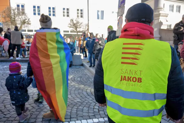 Da zu sein, wo die Menschen sind, das ist der Gemeinde von St. Jakob wichtig. 

Aufstehen, wenn die braune Gülle ins Wittelsbacher Land schwappt und deutlich machen, dass Menschen keine Verschiebewaren sind, sondern Wesen, die fühlen, lachen, weinen, sich Sorgen machen und Zukunft haben wollen.  | Foto: Pfarrei St. Jakobus maj. 