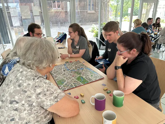 Das Foto entstand bei einem Spieleabend im letzten Jahr. Mit höchster Konzentration ging es im Meidericher Gemeindezentrum zur Sache.
Foto: kirche-meiderich.de
