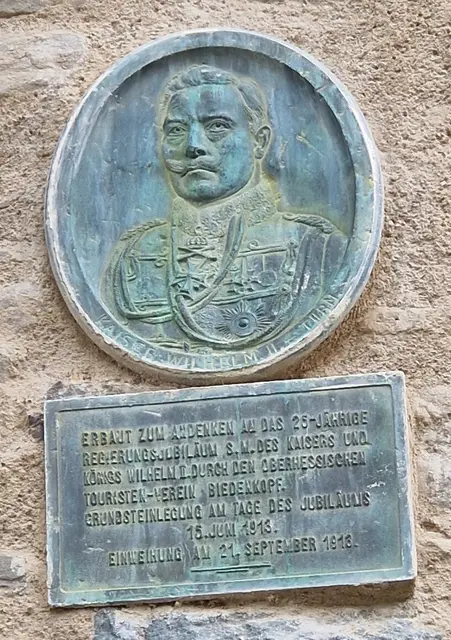 Bildnis von Kaiser Wilhelm II. und Gedenktafel am Turm