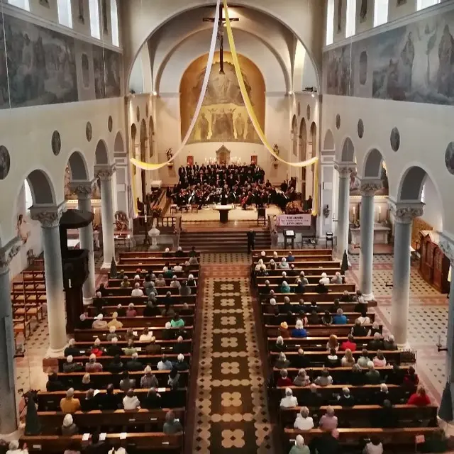 Der Name »Stadtpfarrkirche St. Jakob Friedberg« ist weit über die Stadtgrenzen hinaus bekannt für gute, lebensnahe liturgische Feiern. 

Aber auch als kulturelles Zentrum kennt man die Stadtpfarrkirche: qualitativ hochwertige Konzerte, experimentelle Darbietungen, die verbinden wollen, egal ob Klassik, Jazz oder Filmmusik etc. Sowie auch Ausstellungen und Führungen und vieles mehr.  | Foto: Armin Lüders