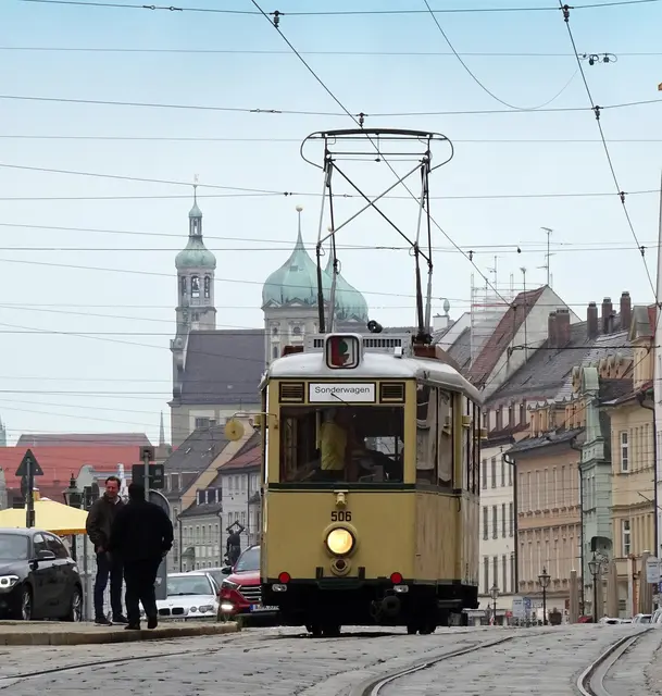 Rundfahrten mit der historischen Straßenbahn gibt es am Samstag, 2. Mai ab der Haltestelle Königsplatz. | Foto: swa/Thomas Hosemann