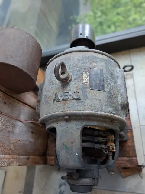 Mit diesem AEG-Motor wurde in einem Bauernhof die Transmission betrieben. Er steht im Heimatmuseum in Wertingen. | Foto: Otto Killensberger