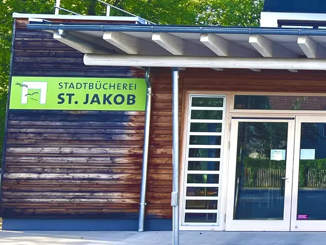 Die Stadtbücherei St. Jakob behält ihren Namen, den sie jetzt seit über 50 Jahren trägt und der auch an ihrem Interimsquartier neben dem Wittelsbacher Schloss angebracht ist.

Hierhin ist die Stadtbücherei ausgelagert worden, weil ihre eigentlichen Räume im Pfarrzentrum St. Jakob gerade grundlegend renoviert werden. 

Wenn alles klappt, dann kann die Stadtbücherei St. Jakob bald die Eineeihung der neuen, zukunftsweisenden Räume feiern und ihr 110-jähriges Bestehen.  | Foto: P. Steffen Brühl SAC