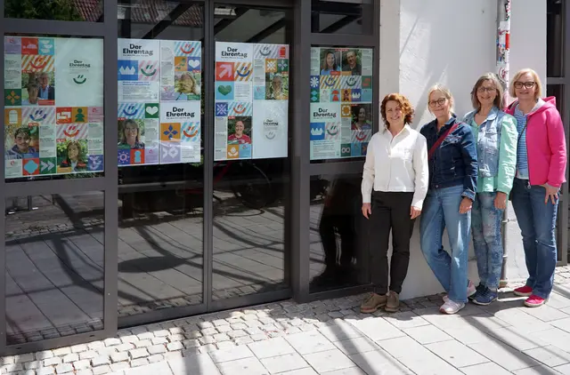 Die Plakatausstellung des Freiwilligenzentrum STELLWERK lädt dazu ein, die Geschichten hinter dem Engagement kennenzulernen und sich über die Vielfalt des Ehrenamts inspirieren zu lassen. Das Team um Inge Schmidt (erste von links) präsentiert die Ausstellung im Schaufenster der ehemaligen Metzgerei Kleiber in der Günzburger Innenstadt. | Foto: Johanna Hofgärtner / Freiwilligenzentrum STELLWERK