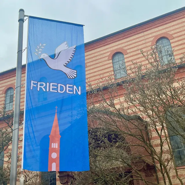Die Stadtpfarrkirche St. Jakob ist bekannt als Ort des Friedensgebets und als Ort deutlicher Worte gegen Krieg, Terror und Gewalt, gegen ein nationalistisches Christentum und für Freiheit und Gerechtigkeit sowie die bedingungslose Achtung der Menschenwürde.
Ganz so, wiecJesus es uns vorgelebt hat - verbunden miteinander im Glauben an den einen Gott.. | Foto: P. Steffen Brühl
