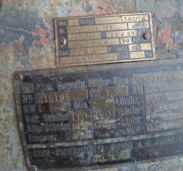 Das Typenschild des AEG-Motors im Heimatmuseum Wertimngen. | Foto: Otto Killensberger