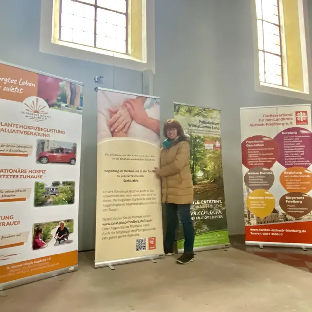 Die Stadtpfarrkirche zeigt, was die Gemeinde bewegt. Ohne starkes soziales Engagement wäre diese Gemeinde nicht denkbar.

Neben der direkten Unterstützung hilfsbedürftiger Menschen ist es eine wichtige Aufgabe, auf Themen aufmerksam zu machen, die leicht übersehen werden. Zugleich sollen Menschen ermutigt werden, selbst zu Multiplikatorinnen und Multiplikatoren zu werden. 

Zum Beispiel: demnächst die Ausstellung über »Sternenkinder«, also totgeborene oder kurz nach der Geburt verstorbene Kinder. Ein wichtiges Thema! | Foto: P. Steffen Brühl