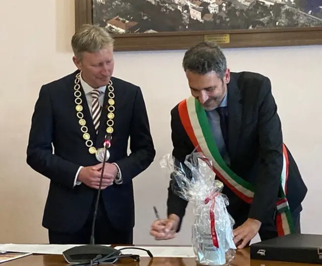 Die Städtepartnerschaft wurde anlässlich des fünfzehnten Jahrestags von Neusäß Erstem Bürgermeister Richard Greiner und Braccianos Bürgermeister Marco Crocicchi mit einer Urkunde erneuert. 