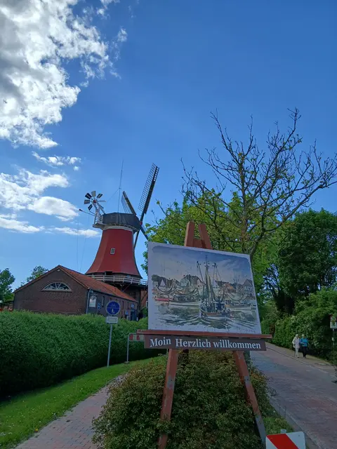 Greetsiel, im Hintergrund die rote, eine von den Greetsieler Zwillingsmühlen. | Foto: Siegmund Walter,