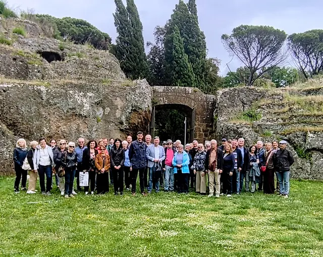 Bürgermeister Matteo Amori empfing im Amphitheater von Sutri die Reisegesellschaft. 