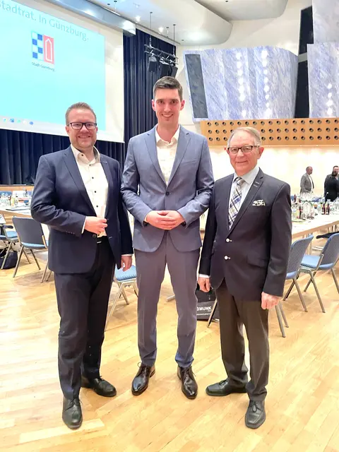 Günzburgs Oberbürgermeister Michael Jahn (Mitte) mit Zweitem Bürgermeister Stefan Baisch (links) und Drittem Bürgermeister Anton Gollmitzer. | Foto: Michael Lindner/ Stadt Günzburg