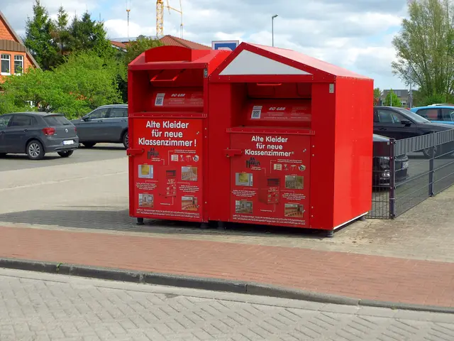 Knallrote Altkleidercontainer in Greetsiel. Der Aufstellungsort sowie der Umgebungsbereich natürlich ordentlich und sauber, so wie man es von Greetsiel kennt. | Foto: Siegmund Walter, 09.05.2026, 10:49 Uhr