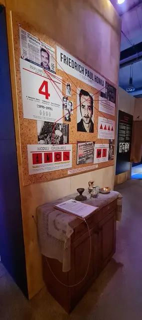 Mit authentisch gestalteten Tatortrekonstruktionen und zahlreichen Originalexponaten bietet die Ausstellung einen eindrucksvollen Einblick in einige der bekanntesten Kriminalfälle der Geschichte. | Foto: Faßbender