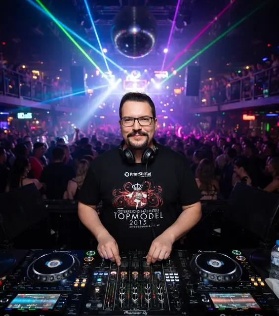 DJ Dominik Wachta war der erste der einen Song über Buckelwal Timmy präsentierte. Am 30.03.2026 wurde "Timmy, now you´re free" in deutschen Radiostationen präsentiert. | Foto: DJ Dominik Wachta &amp; friends (echtes Foto, mit KI verändert)