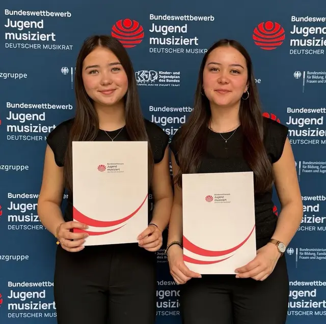 Isabell (links) und Sophia (rechts) Tschan freuen sich sehr über einen 2. Preis mit 23 Punkten beim Bundeswettbwerb "Jugend musiziert".