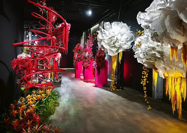 In der Blumenhalle: Schwarze Wände und indirekte Beleuchtungen sorgen für leuchtende Farben. | Foto: Shima Mahi