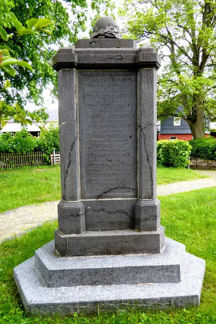 Zweite Tafel des Ehrenmals nahe der Kirche.