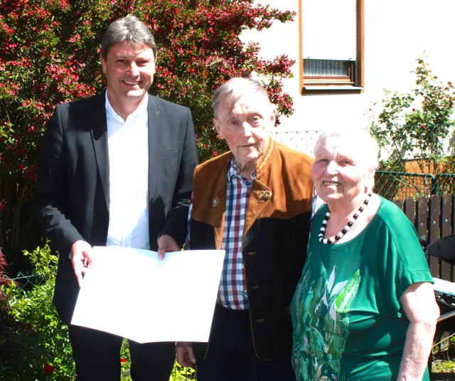 Im Beisein seiner Ehefrau „Jodelqueen“ Elfriede (rechts) gratulierte Meitingens erster Bürgermeister Michael Higl (links) dem Langenerichner Musiker Franz Kober (Bildmitte) zu dessen 90. Geburtstag. | Foto: Peter Heider