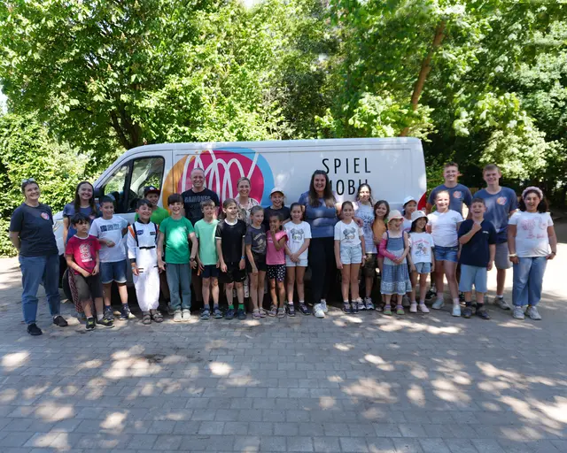 Das Spielmobil des Kreisjugendrings Augsburg-Land machte 2026 unter dem Motto „Auf zu fremden Galaxien!“ Station in Gersthofen. | Foto: Stadt Gersthofen (Kai Schwarz)