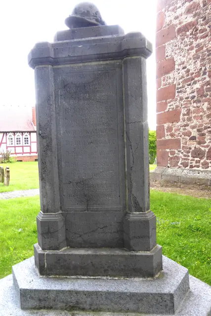 Dritte Tafel des Ehrenmals nahe der Kirche für die Gefallenen und Vermissten des 1. Weltkriegs in Niederasphe.