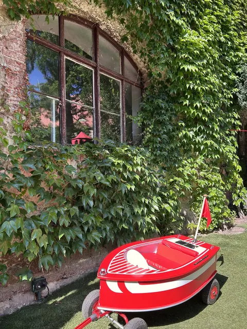 Ich sah mehrfach, wie Kinder sich in diesen Booten herumfahren ließen oder es selbst hinter sich herzogen. 