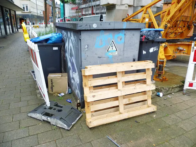 Einfach nur katastrophal - Trafostation Innenstadt Wesel, Schmidtstraße.
Trafostation umstellt mit Papier-Mülltonnen (blauer Deckel), Holzpaletten, Pappkarton und sonstigen.  | Foto: Siegmund Walter, 03.06.2026,