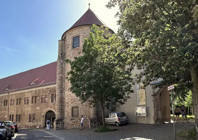 In der Nähe des Domes liegt die Neue Residenz, ein vierflügeliger Gebäudekomplex aus der Zeit der Renaissance, genutzt als Kultur und Bildungszentrum. 