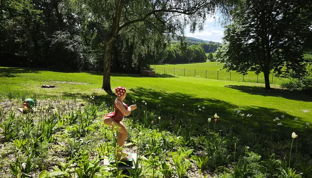 Eine der lebensechten Figuren: Hinein ins Blumenmeer | Foto: Shima Mahi