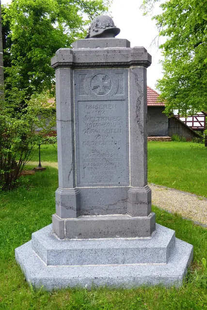 Frontseite des Ehrenmals nahe der Kirche in Niederasphe.