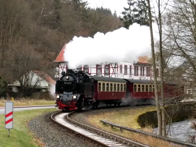 Selketalbahn in Alexisbad, rechts die Selke 