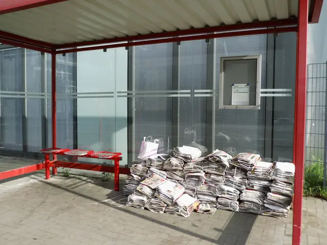 Zeitungsstapel in Bushaltestelle 🚏 "Großer Markt" in Wesel an der Pastor-Bölitz-Straße
 | Foto: Siegmund Walter, 31.05.2026, 18:46 Uhr