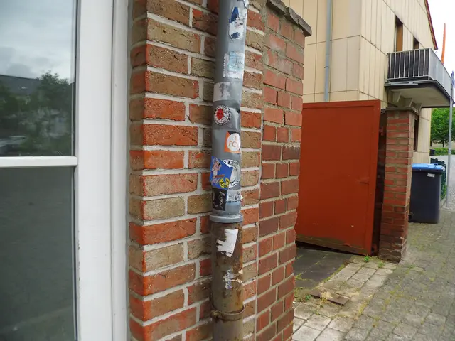 Aufkleber an Regenfallleitung, Innenstadt Wesel | Foto: Siegmund Walter, 03.06.2026, 10:56 Uhr