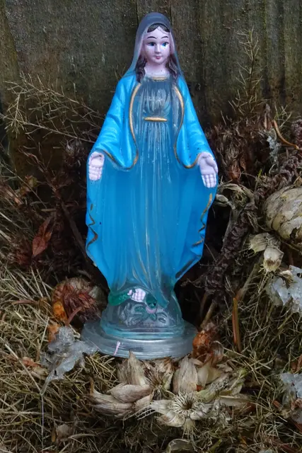 Gottesmutter Maria am Fuß des Marienkreuzes an der Marienquelle 
