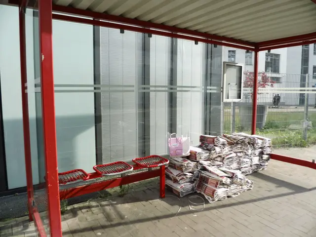Zeitungsstapel in Bushaltestelle 🚏 "Großer Markt" in Wesel an der Pastor-Bölitz-Straße | Foto: Siegmund Walter, 31.05.2026, 18:47 Uhr