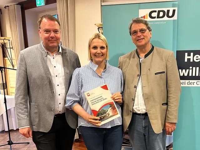 Charlotte Quik und Vorsitzender Norbert Neß (links) haben Caritasdirektor Michael van Meerbeck (rechts) zur Mitgliederversammlung des CDU-Stadtverbands Hamminkeln eingeladen.