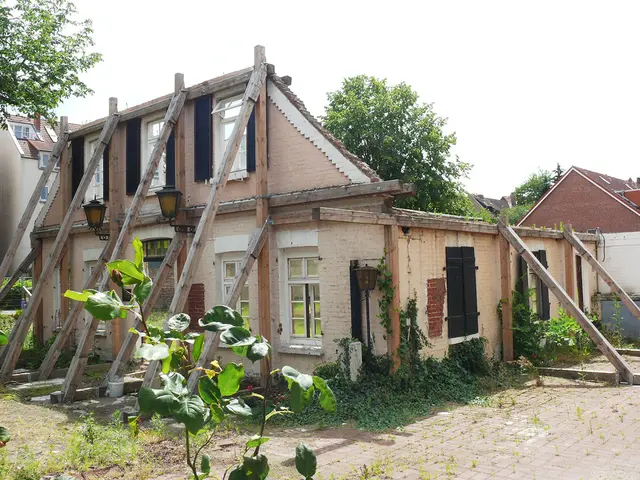Reste des alten Gebäudes: Damals wurde noch versprochen, die historische Gastwirtschaft Wichmann wieder aufzubauen. Doch jetzt ermöglicht ein neuer Bebauungsplan auch den Bau eines normalen Mehr-Parteien-Mietshauses im Rahmen einer Blockbebauung.