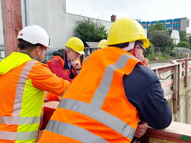 Mitglieder des Bezirksrates Döhren-Wülfel informierten sich über die Baufortschritte am Südschnellweg