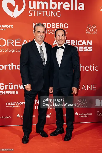 Chris Noth and Dr. Afschin Fatemi - Umbrella Stiftung Charity Gala in Düsseldorf | Foto: Mathis Wienand/Getty Images