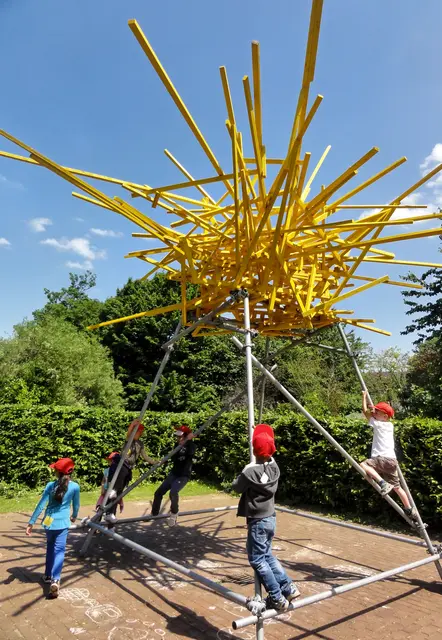 Ein besonderer Eyecatcher ist das gelbe Objekt "Nestbaustelle" (2015), entworfen von Kai Richter und zusammen mit den Kindern hergestellt. Es ist ein beliebtes Spielgerät im Akki-Garten. | Foto: copyright Margot Klütsch