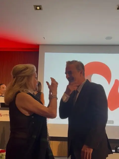 Catherine Deneuve und Chris Noth tauschen sich am Rande der Gala aus. Die beiden Schauspielstars engagierten sich für die Arbeit der Umbrella Stiftung. | Foto: Anna Karolina Heinrich