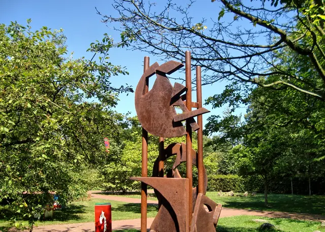Die Masken aus Stahlrohr gestaltete Dagmar Ojsterjek-Mangone 1995 mit Schülern der Gesamtschule Siegburger Stgraße. | Foto: copyright Margot Klütsch