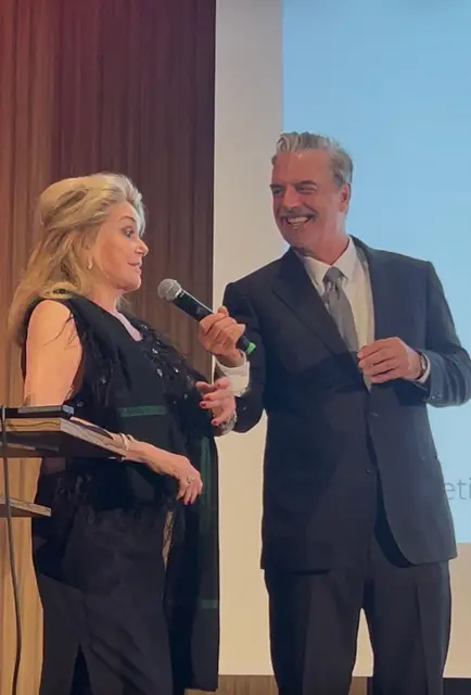 Die französische Filmlegende Catherine Deneuve und Hollywood-Schauspieler Chris Noth gemeinsam auf der Bühne der Charity-Gala zugunsten der Umbrella Stiftung in Düsseldorf. | Foto: Anna Karolina Heinrich