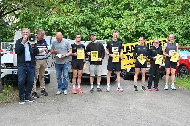 Siegerehrung der jeweils besten drei Läuferinnen und Läufer auf der 10-Kilometer-Strecke
