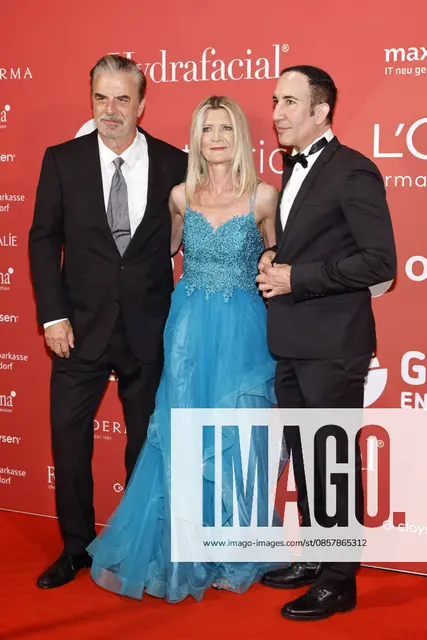 Hollywood-Schauspieler Chris Noth, Anna Karolina Heinrich (Celebrity Personal Appearance Booking) und Dr. med. Afschin Fatemi bei der Charity-Gala zugunsten der Umbrella Stiftung in Düsseldorf.
 | Foto: IMAGO