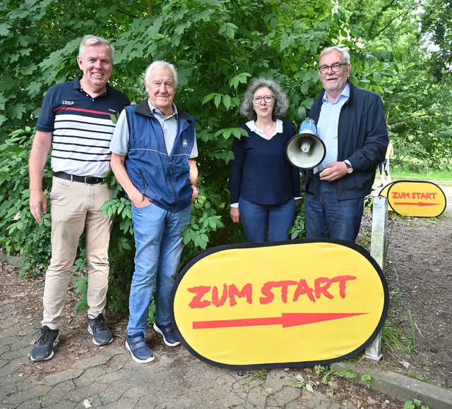 v.l.: Peter Augath von den Hannover Runners, Werner Nitze von der SpVg Niedersachsen-Döhren, die frühere Bezirksbürgermeisterin Christine Ranke-Heck und Bezirksbürgermeister Willi Lindenberg.