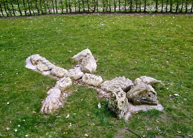 Wie ein Dinosausier liegt die versteinerte Figur auf der Wiese (Julian Cording, 2013).  | Foto: copyright Margot Klütsch