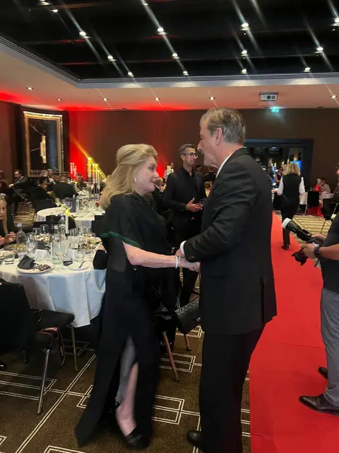 Hollywood-Star Chris Noth und die französische Filmikone Catherine Deneuve bei der Charity-Gala der Umbrella Stiftung am 28. Mai in Düsseldorf. | Foto: Anna Karolina Heinrich