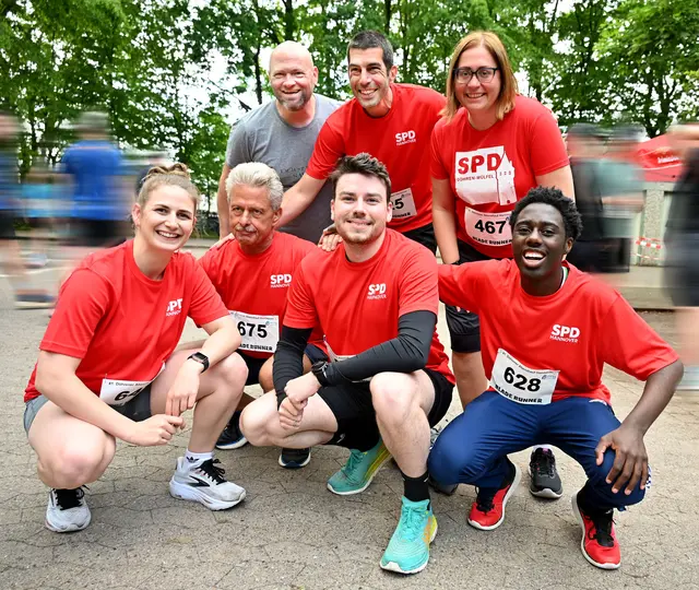 Der sozialdemokratische Oberbürgermeisterkandidat Axel von der Ohe (hintere Reihe, Mitte) lief mit seinem Team beim Döhrener Abendlauf durch die Südliche Leineaue mit